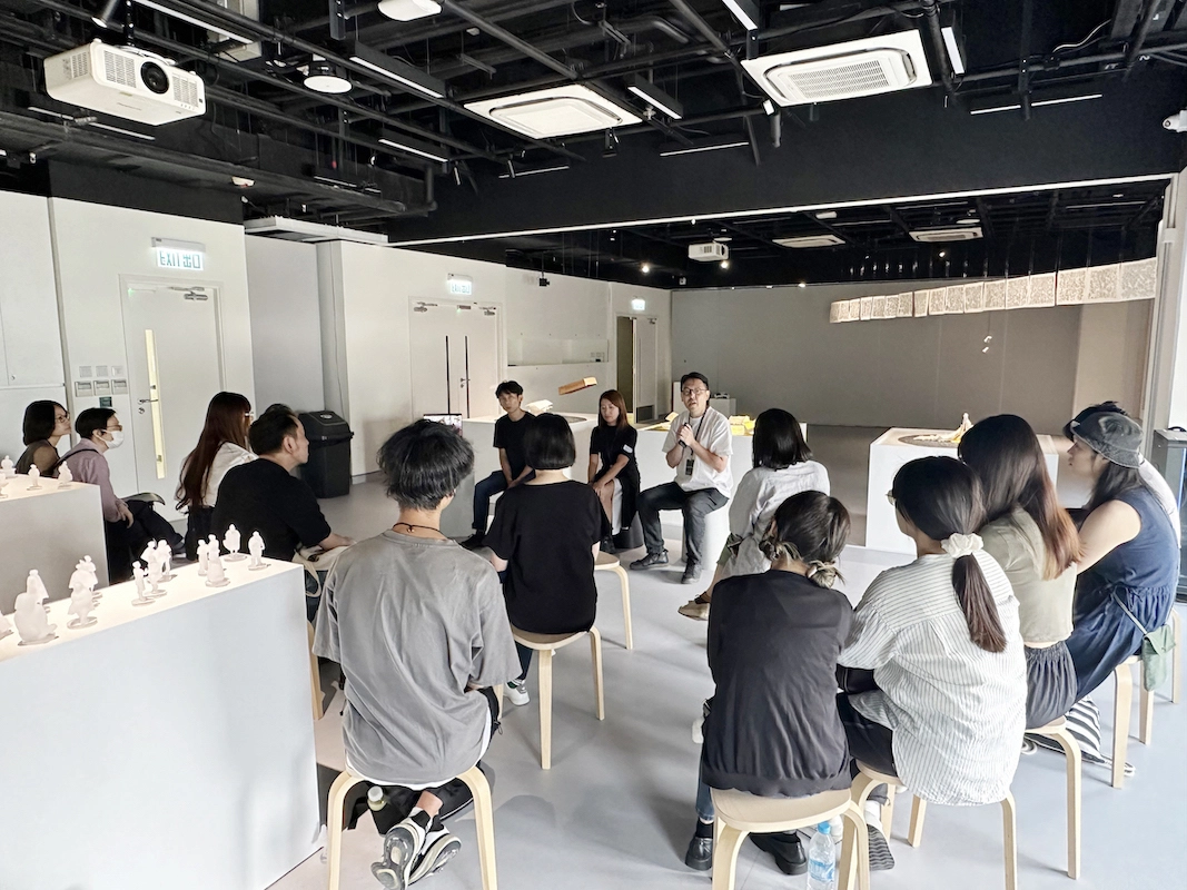 Decode 1.0 講座藝術家們和策展人進行對談中。