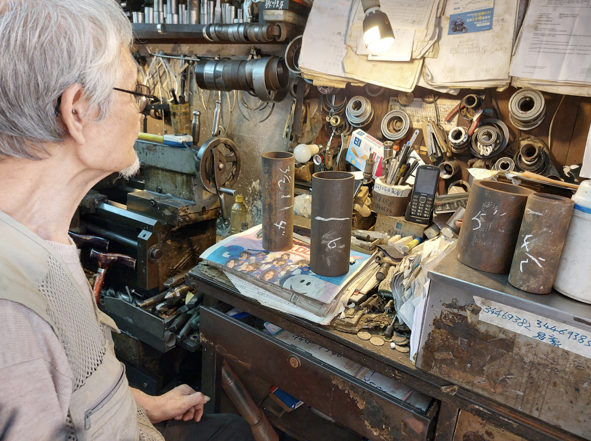 原材料化為樂章，金工師博打造的樂器，成為《不均》的發聲之器。