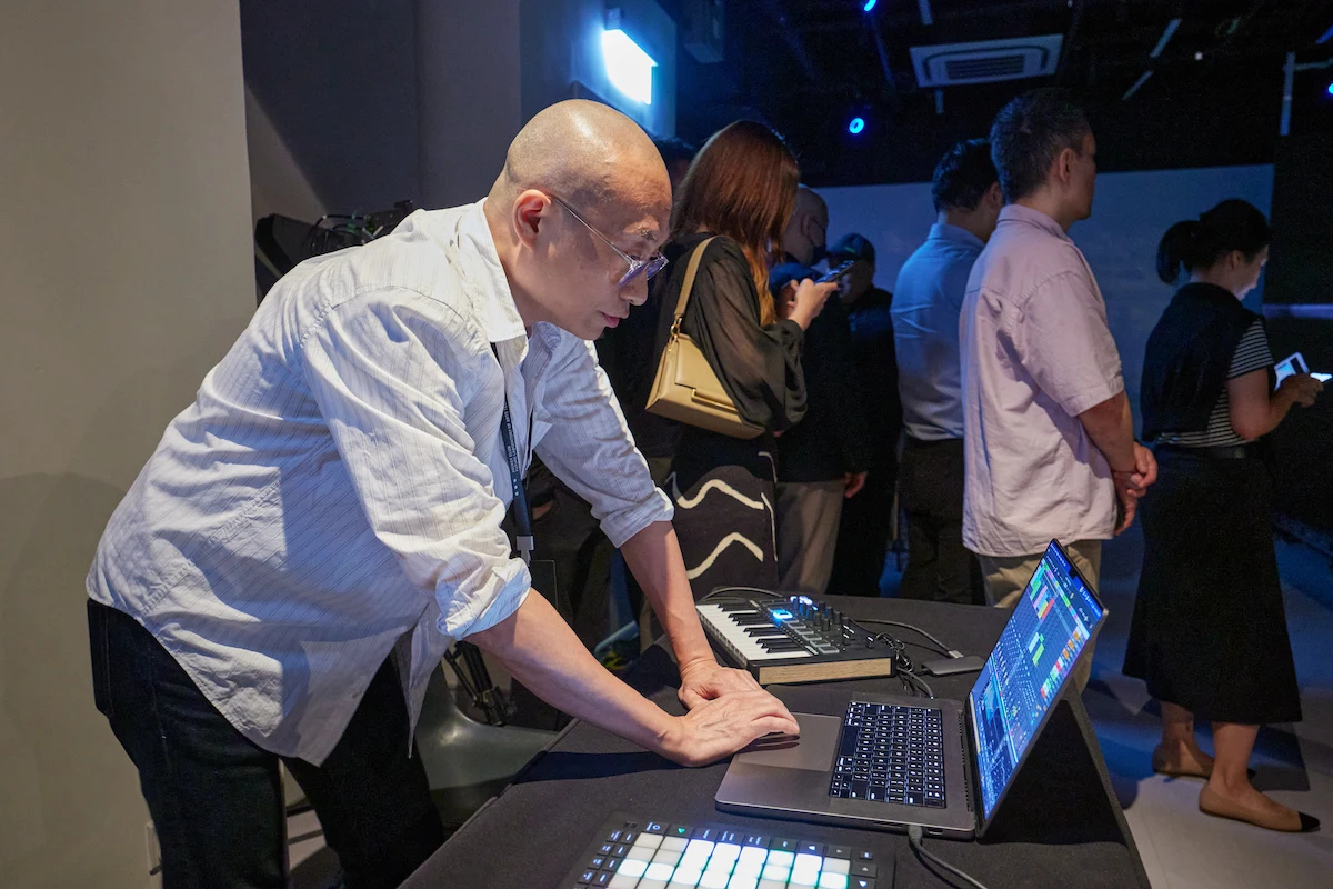 一窺現場創作過程：藝術家根據周圍的聲音和動態影像調整作品。