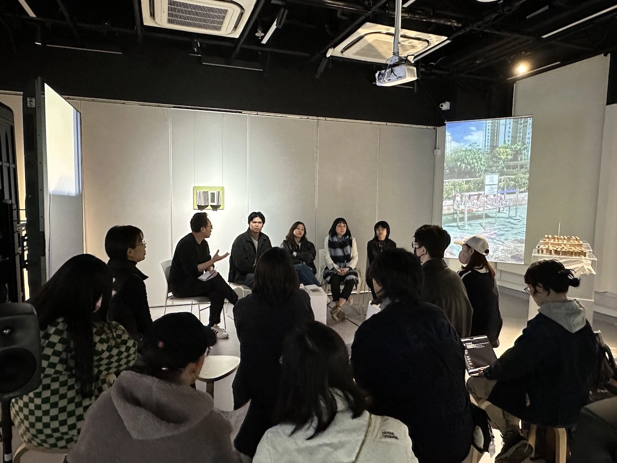 策展人張海活和四位藝術家（區凱琳、何倩彤、謝振聲、黃慧心）一起討論創作的點滴和如何觀看科技與自身創作間的互動關係。文本和科技。