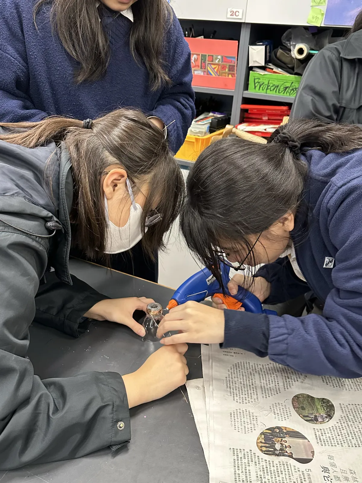 Students from Baptist Lui Ming Choi Secondary School participating in a workshop 浸信會呂明才中學學生參與工作坊
