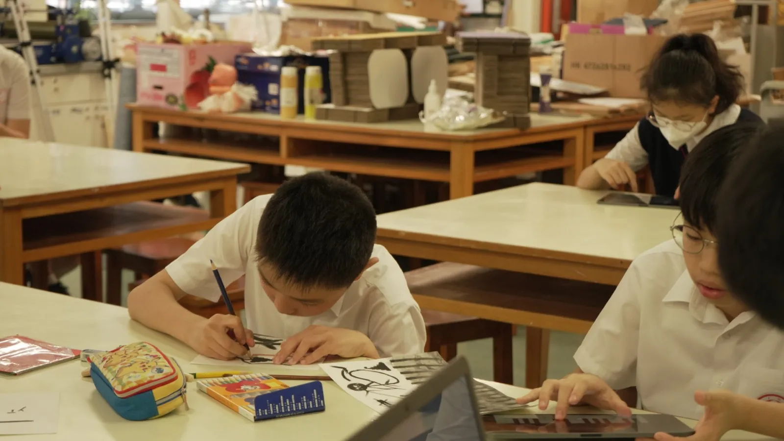 Students from Hong Kong Chinese Women's Club College participating in a workshop 香港中國婦女會中學學生參與工作坊